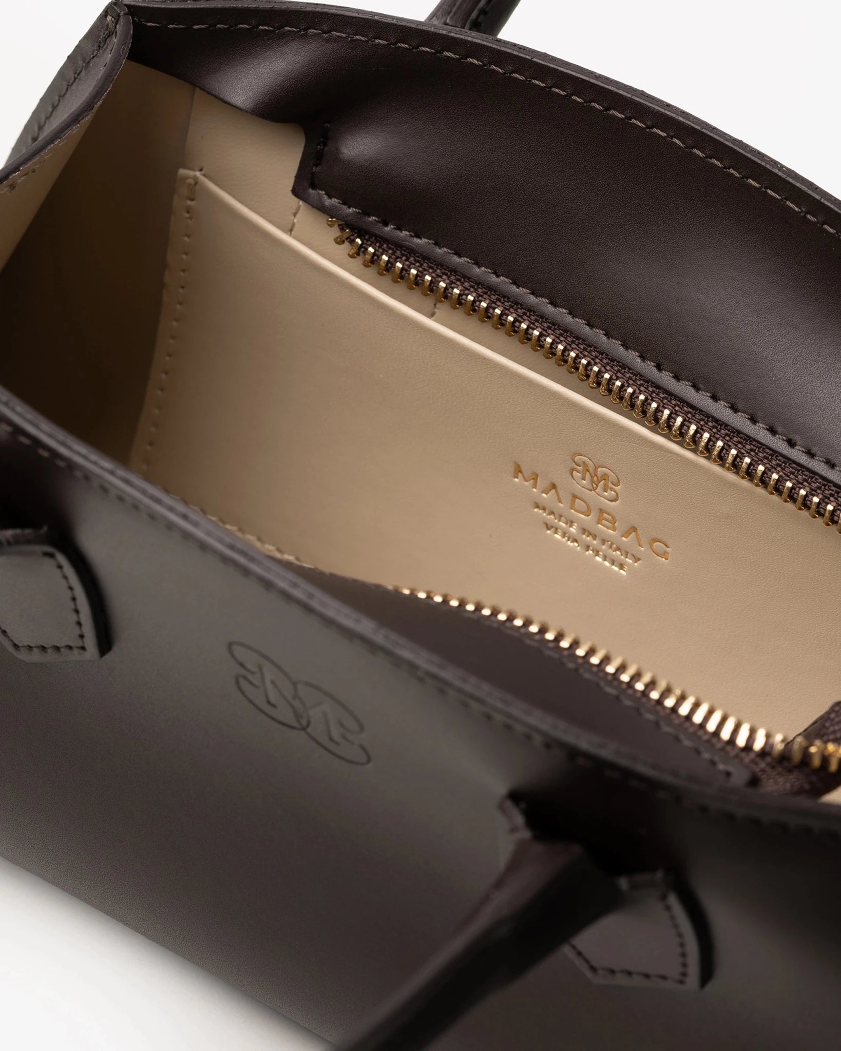 Small Bassotto in Pelle Chocolate - MADBAG® STORE OFFICIAL | Borse Di Lusso Artigianali 100% Made In Italy