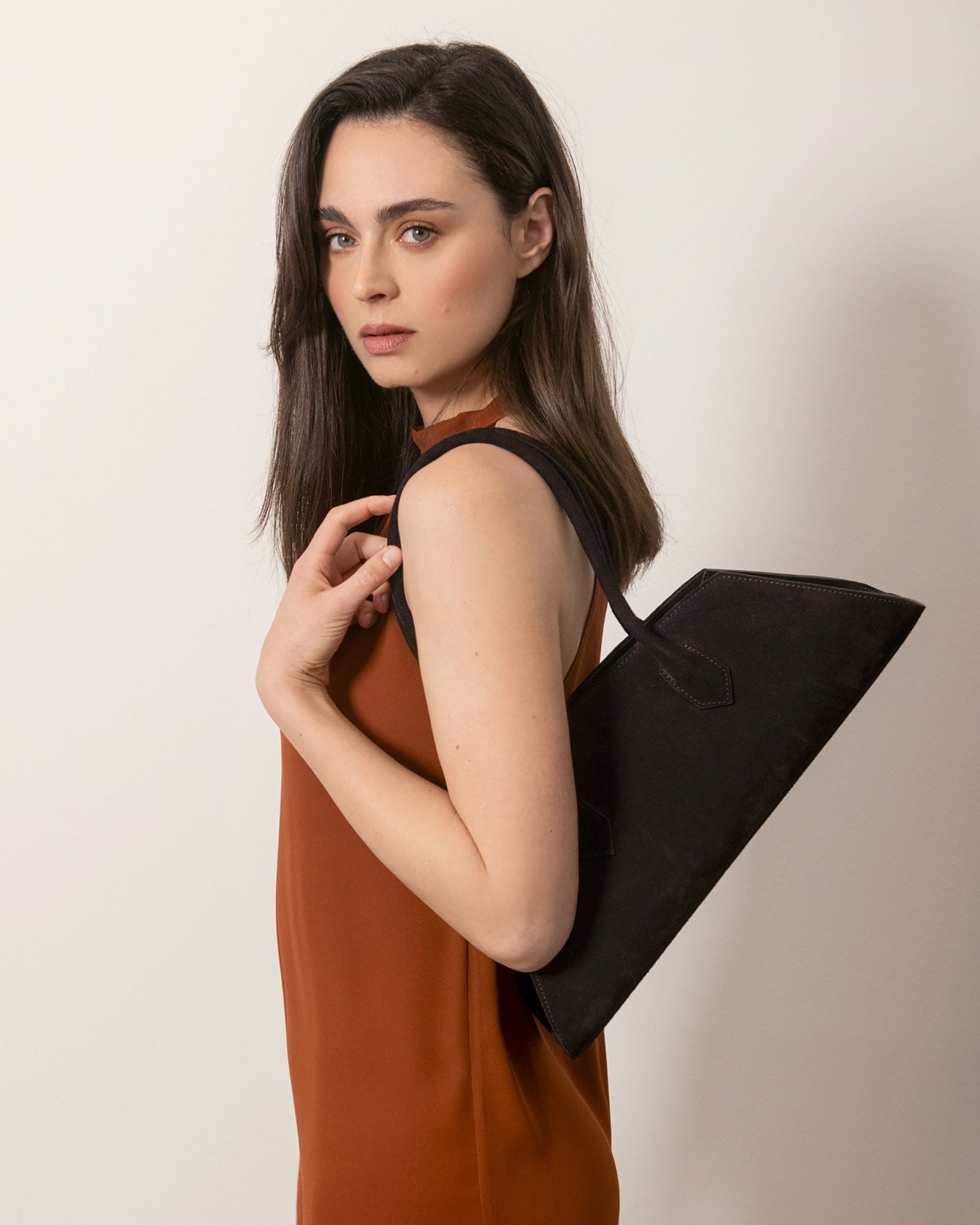 Modella con borsa Bassotto MADBAG in pelle suede color chocolate marrone scuro portata a spalla