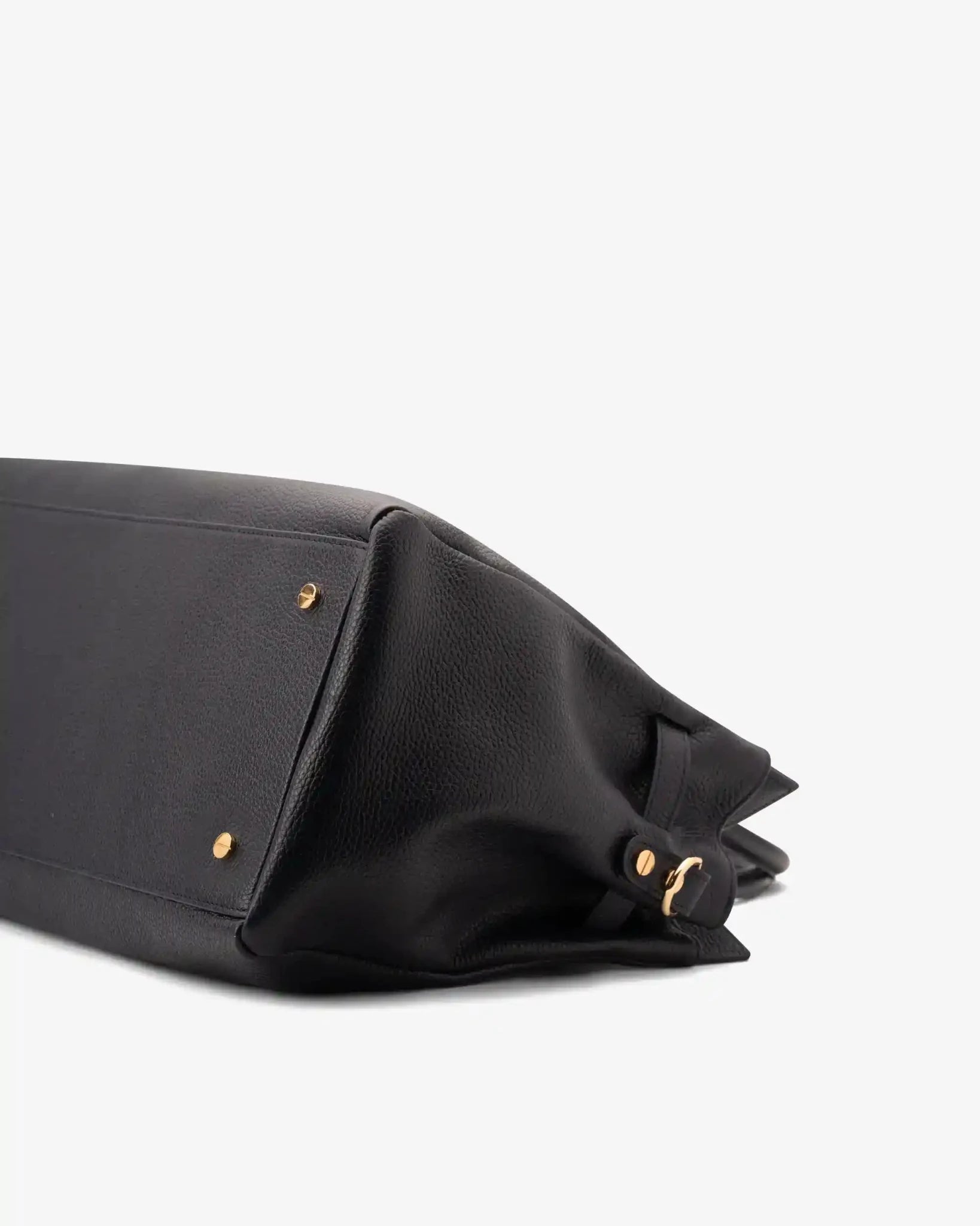 Dettaglio piedini metallici borsa Bellucci blu