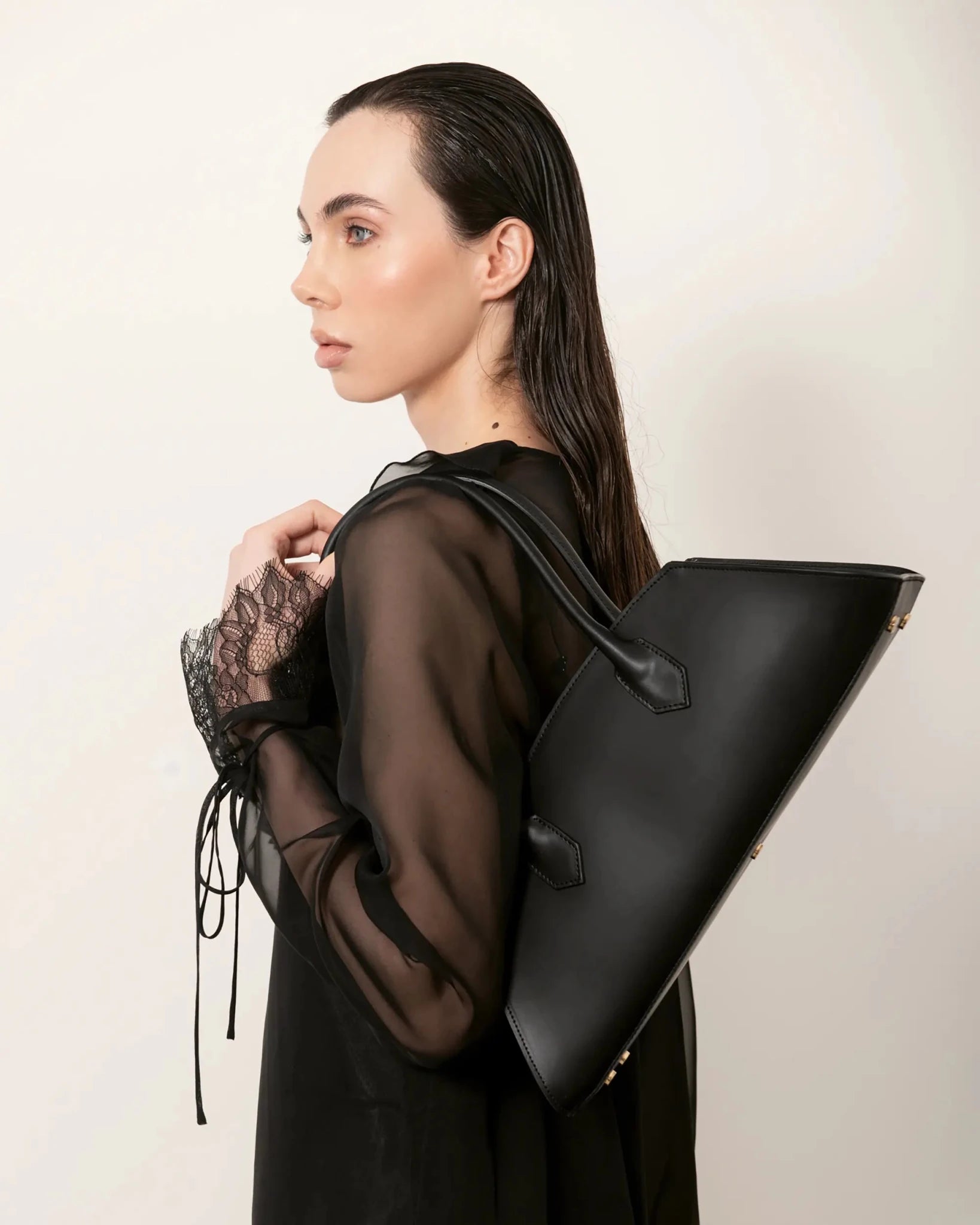 Dettaglio Bellucci MADBAG in pelle nera portata a spalla, vista posteriore