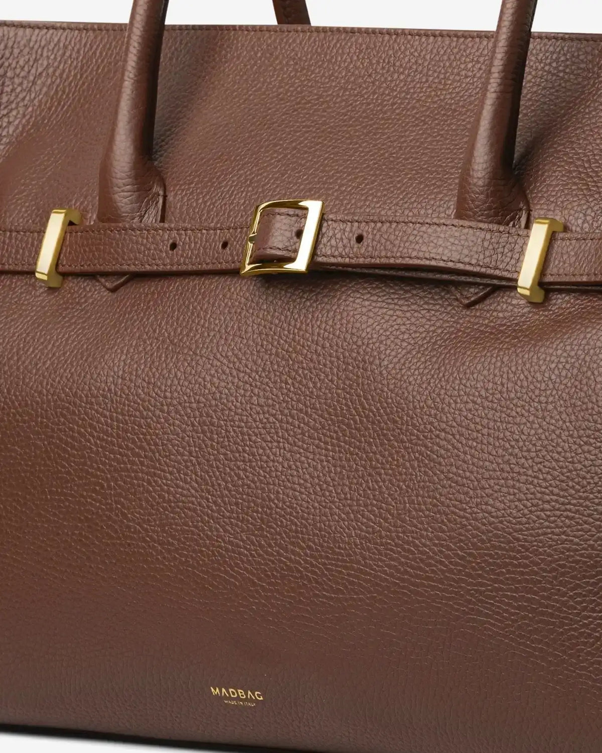 Dettaglio della borsa MADBAG Bellucci Chocolate in pelle Dollaro marrone martellata, con fibbia regolabile, finiture dorate e logo Made in Italy