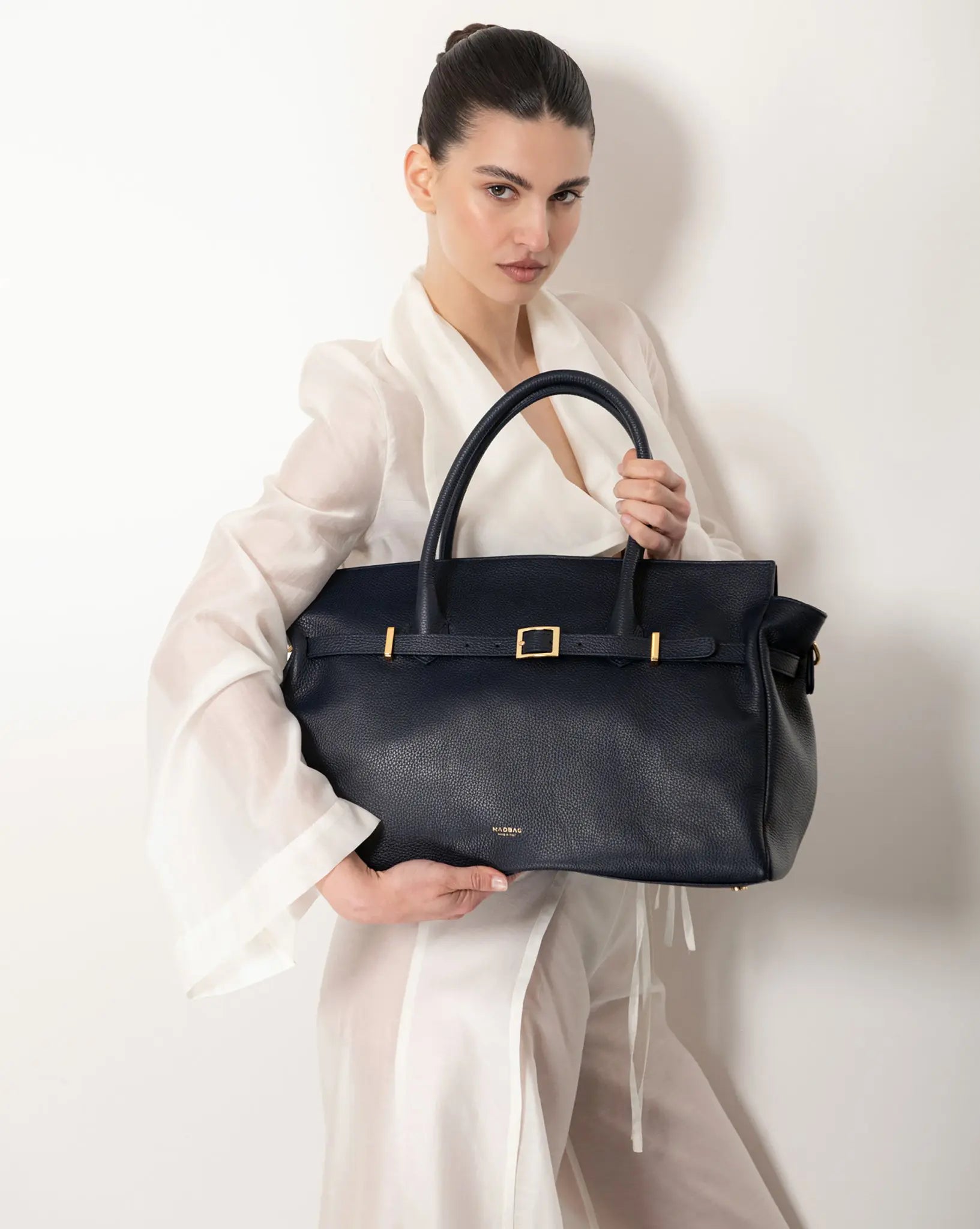 Borsa Bellucci in pelle dollaro blu, dettaglio texture e fibbia oro, artigianato italiano di lusso