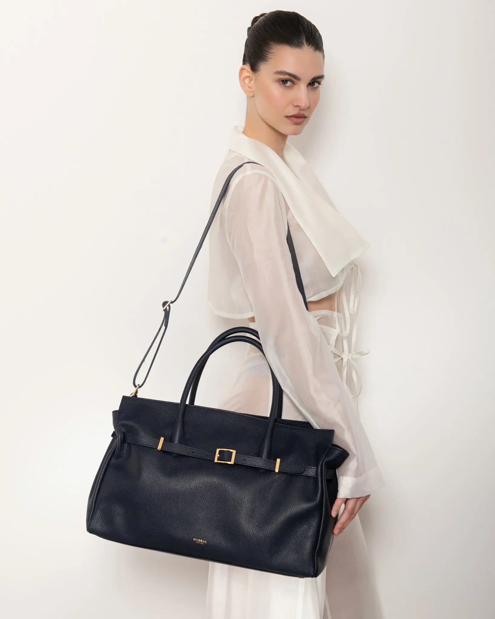 Borsa tote Bellucci in pelle blu indossata a spalla con tracolla, borsa versatile di lusso Made in Italy