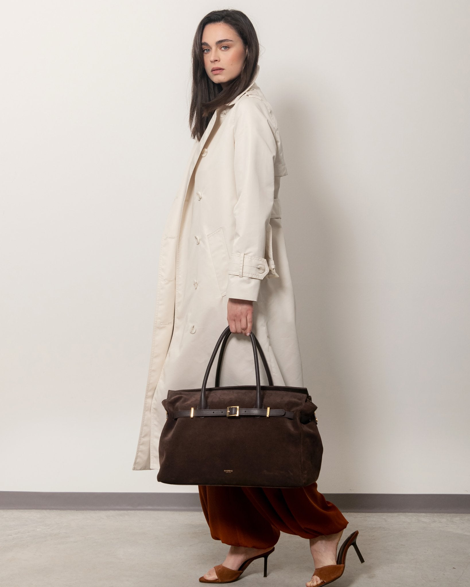 Borsa Bellucci in pelle marrone in movimento, vista laterale, borsa strutturata di lusso Made in Italy