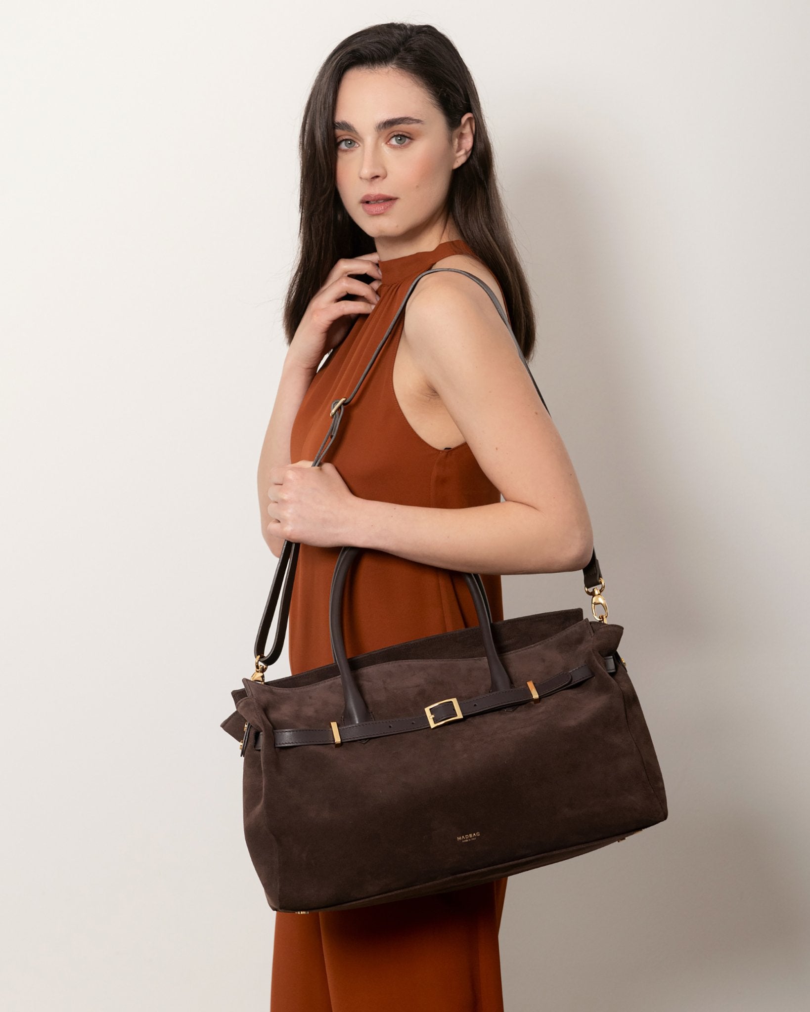 Borsa tote Bellucci in pelle marrone scuro, indossata a spalla, borsa di lusso Made in Italy