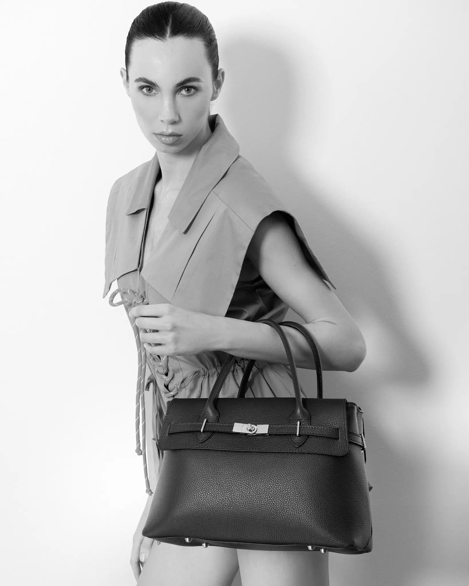 madbag-bowling-dollaro-leather-black-model-side