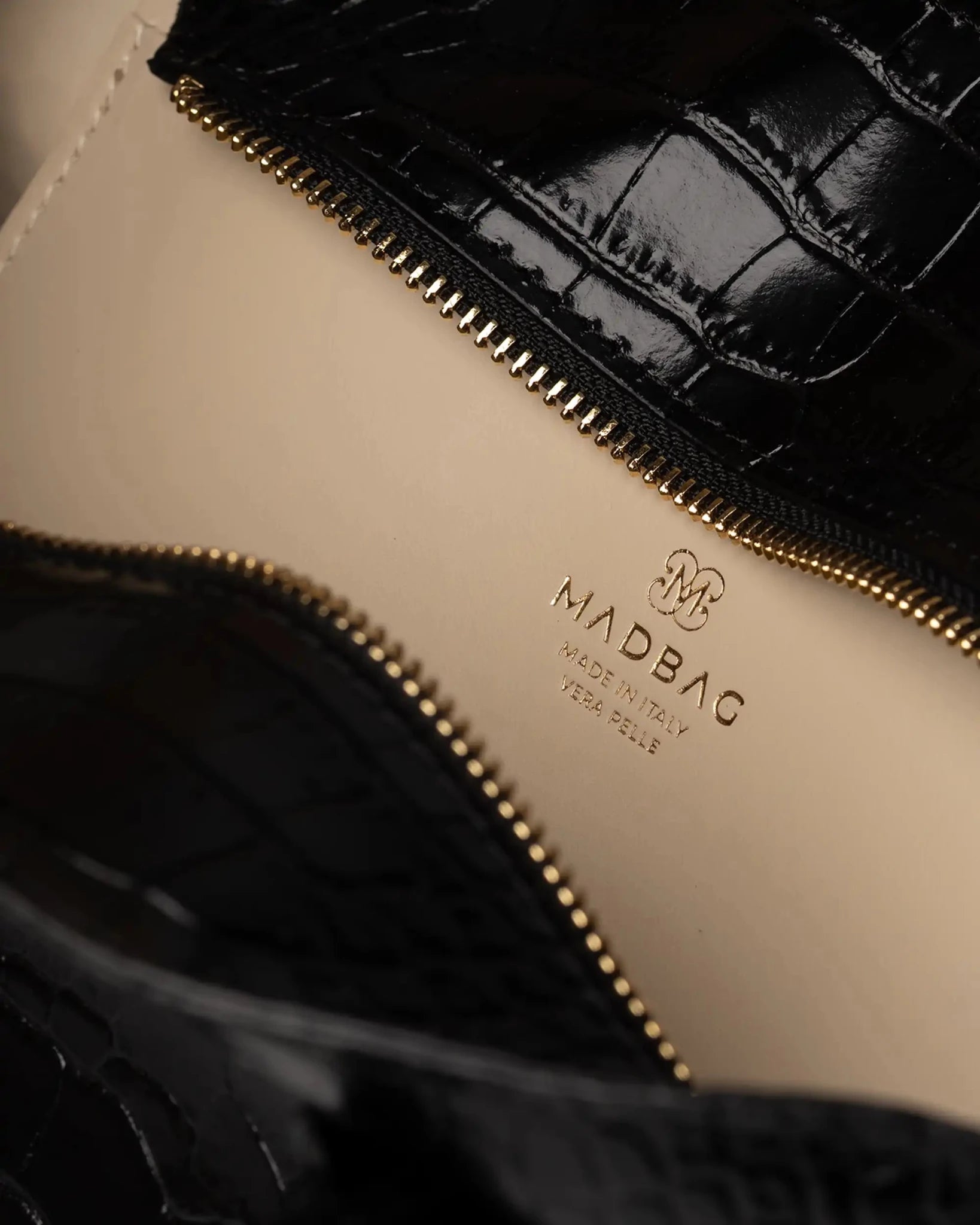 Interno borsa Bassotto Croc nera con scomparti e dettagli