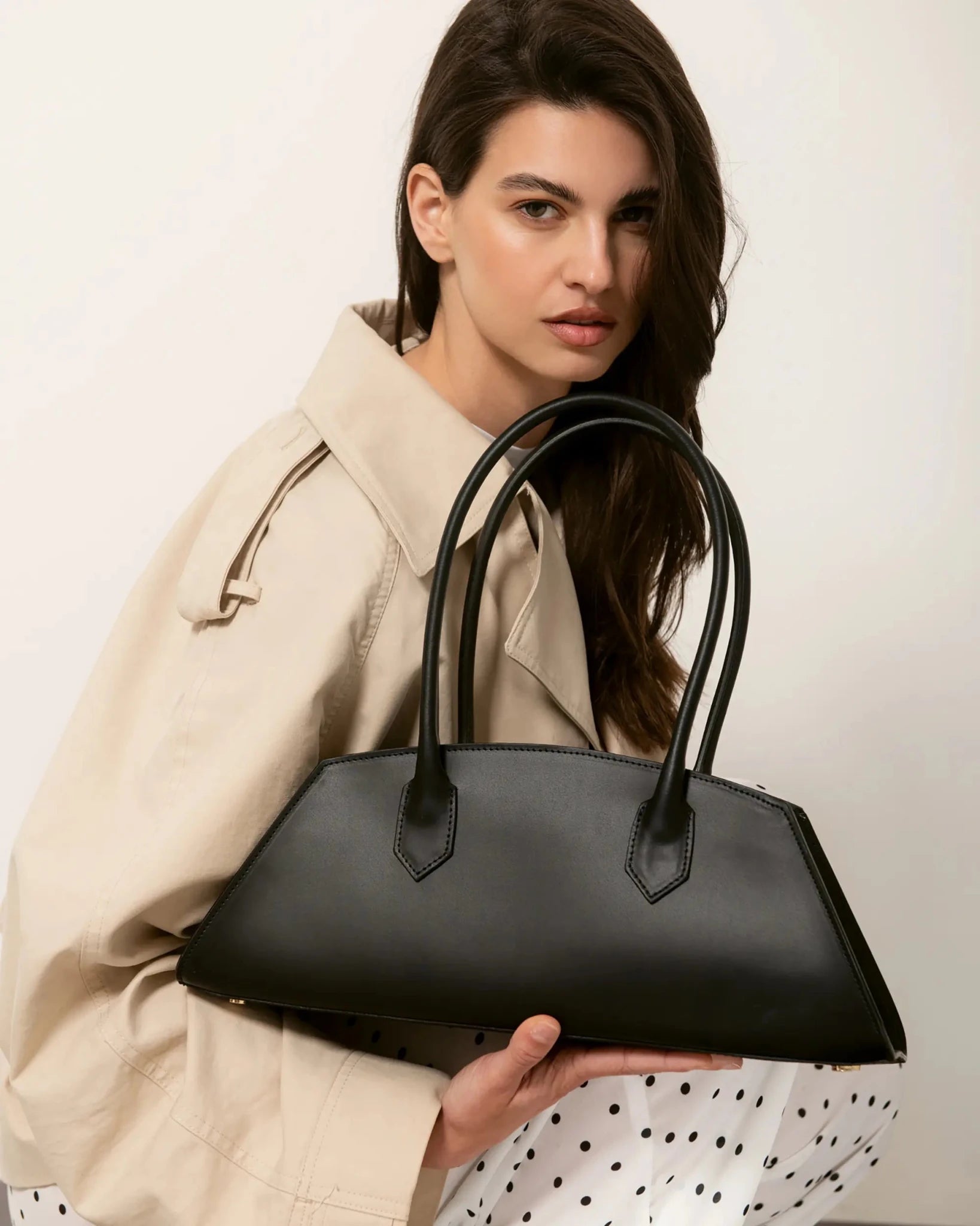 Modella con Bassotto MADBAG nera in pelle liscia,BORSA MADE IN ITALY
