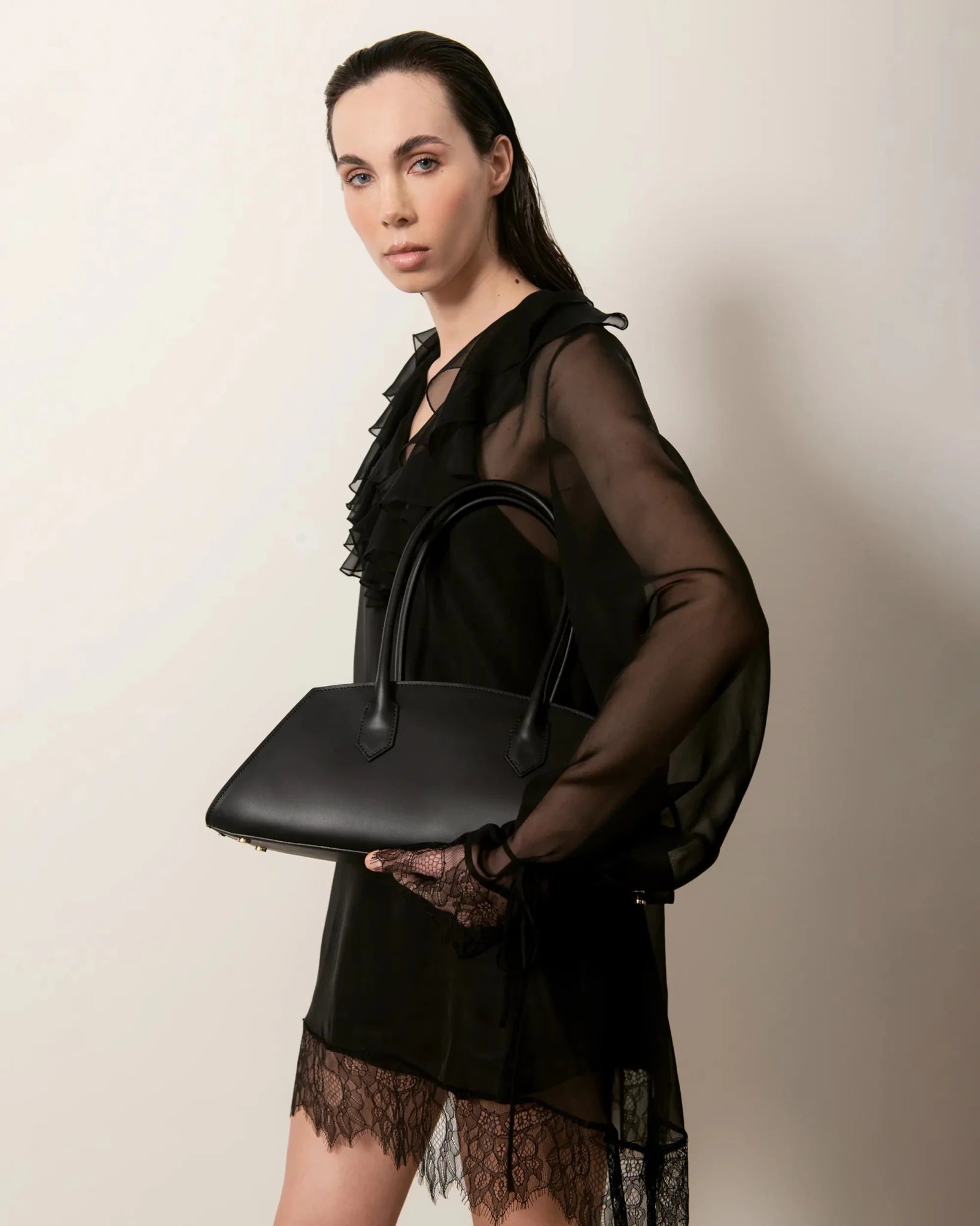 Dettaglio Bellucci MADBAG in pelle nera portata a spalla, vista posteriore