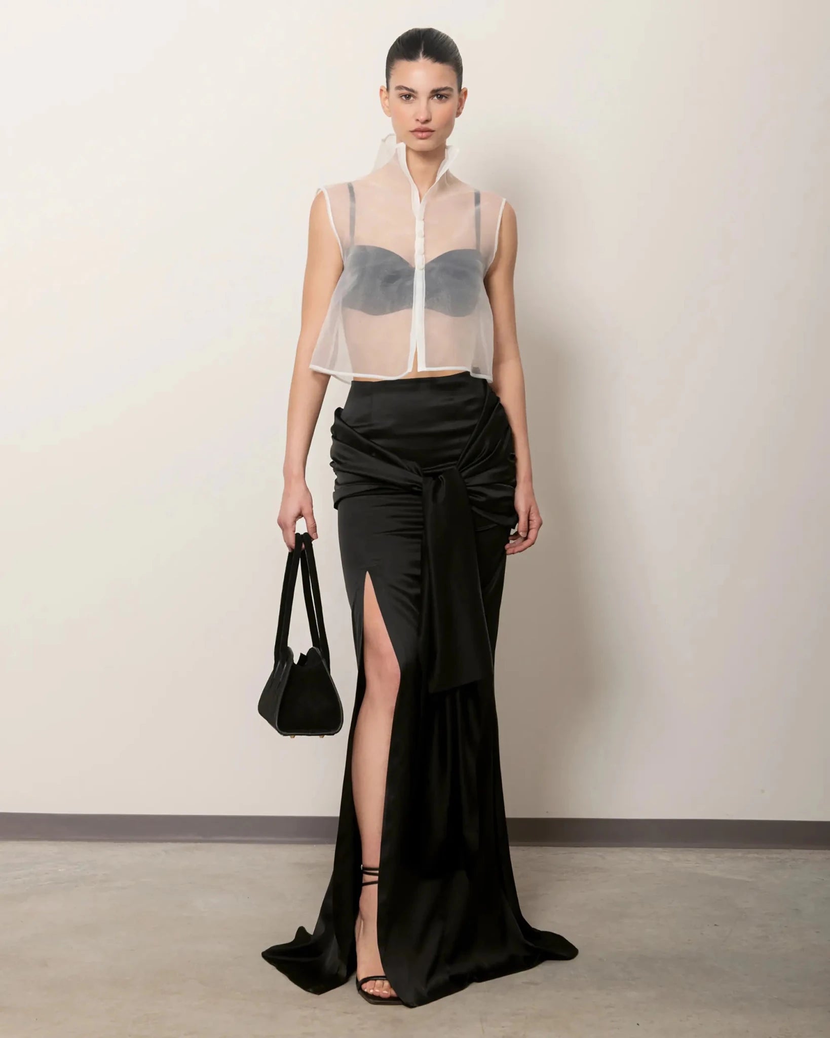 Modella con Bellucci in suede nero, outfit elegante completo con gonna lunga nera