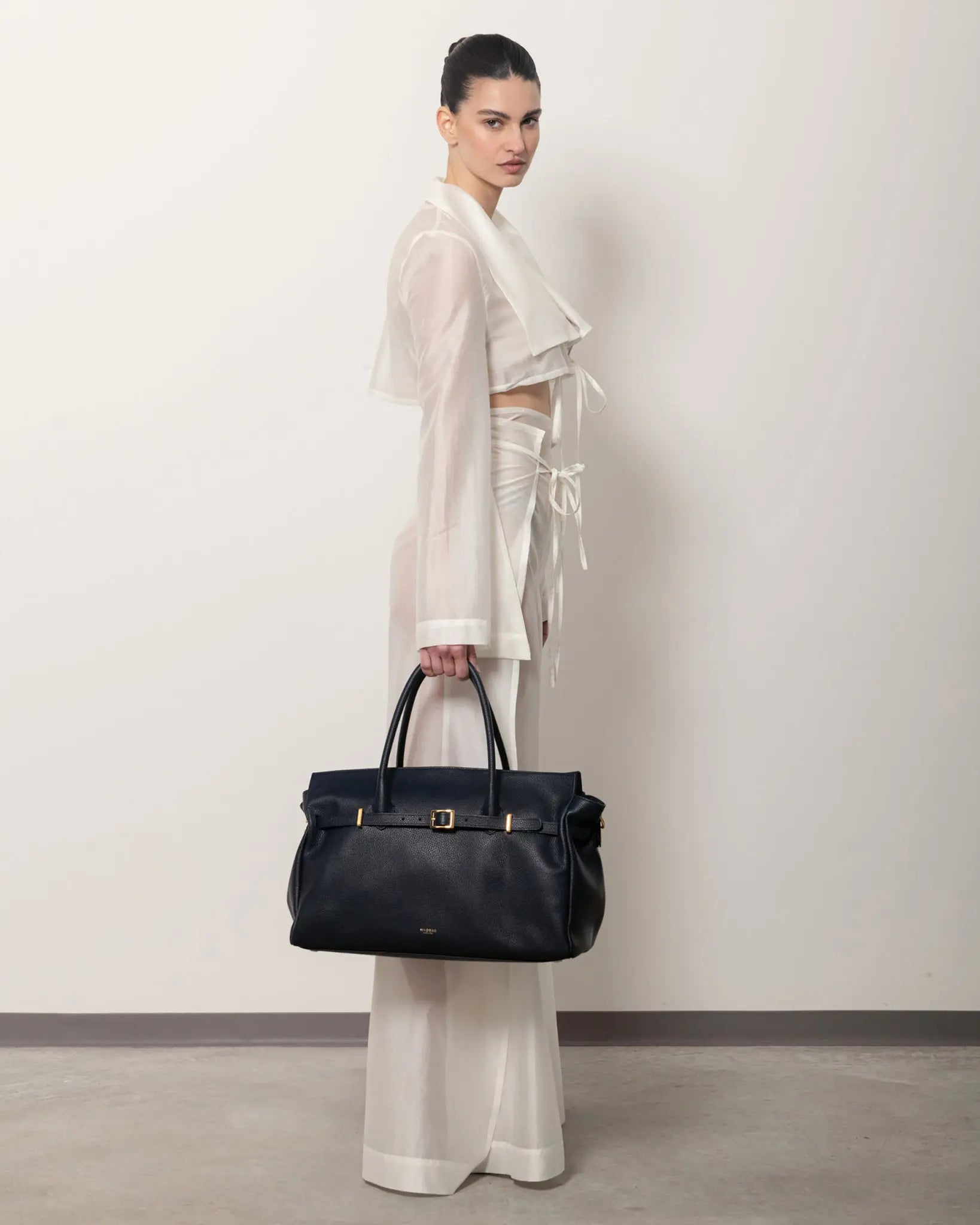 Borsa Bellucci in pelle dollaro blu, dettaglio texture e fibbia oro, artigianato italiano di lusso