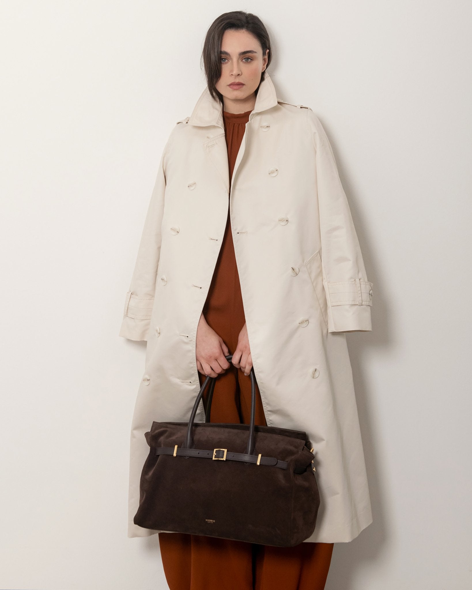 Borsa tote Bellucci in pelle marrone scuro, indossata a spalla, borsa di lusso Made in Italy