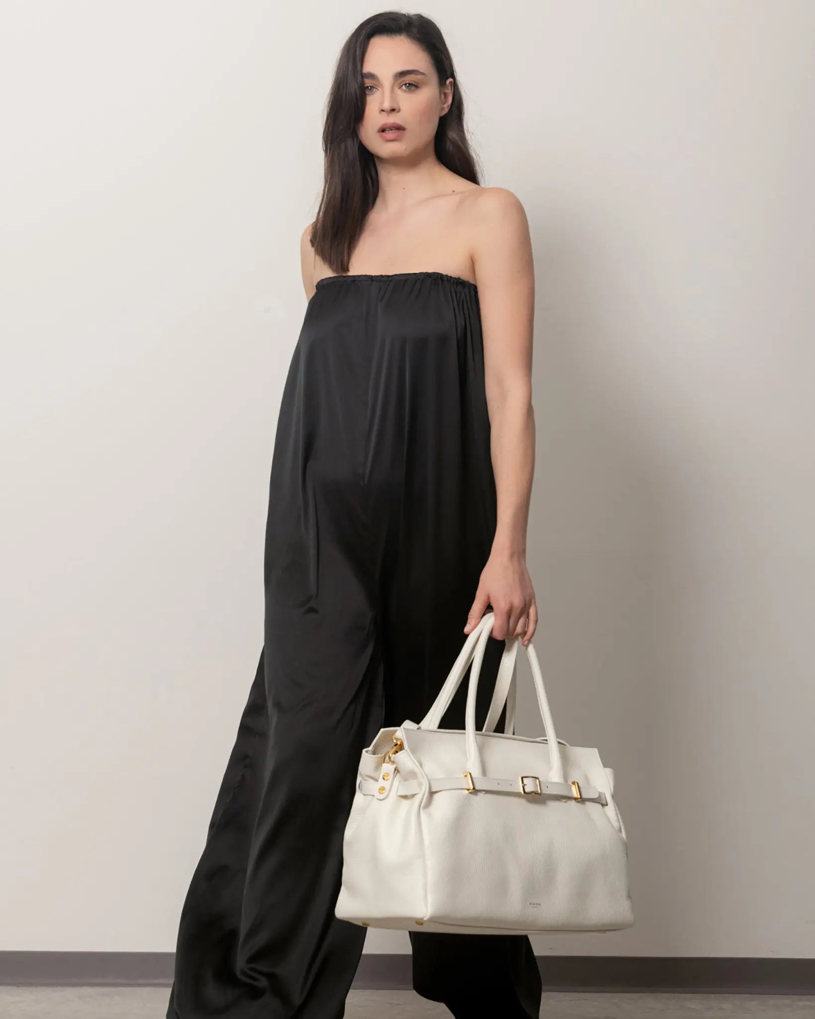 BELLUCCI tote bag in Cloud Dancer dollar-grain leather worn by model in black outfit, Made in Italy luxury handbag