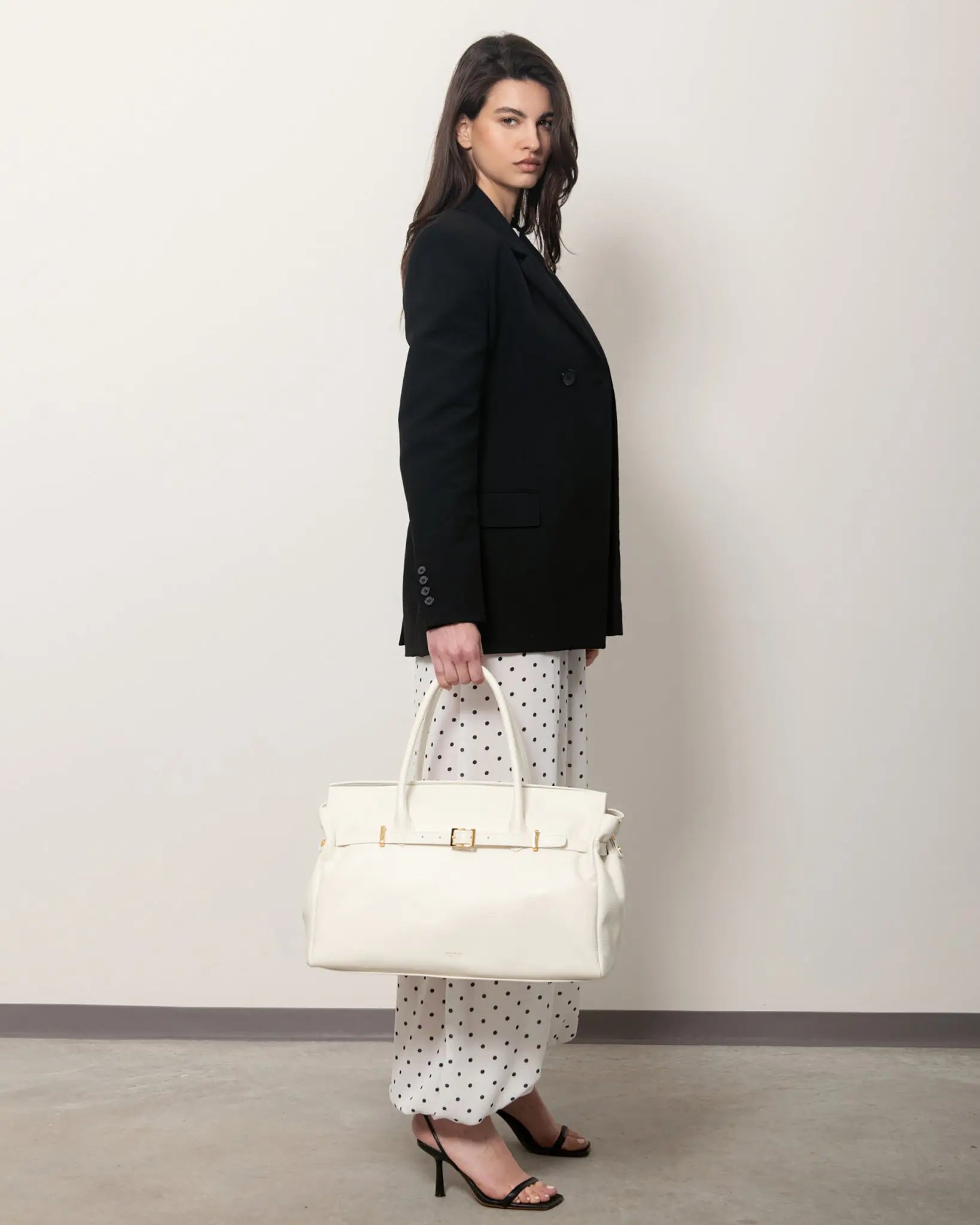BELLUCCI tote in Cloud Dancer leather styled with blazer and skirt, elegant Made in Italy handbag