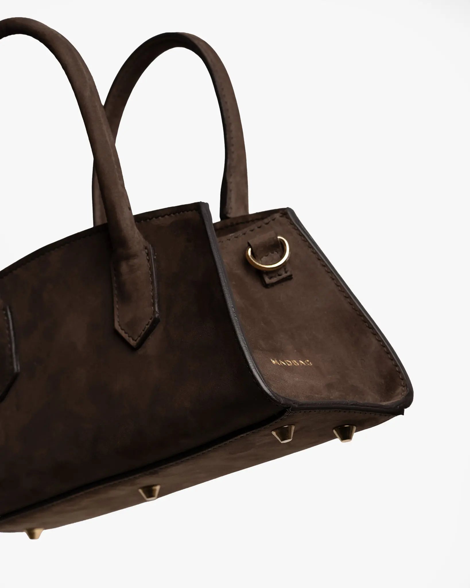 Small Bassotto MADBAG in pelle nabuk marrone, dettaglio base con piedini metallici e logo inciso